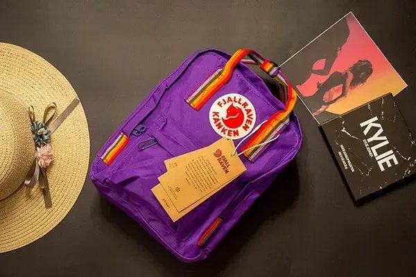 Компактний рюкзак-трансформер Fjallraven Kanken Mini 7л (27х21х10 см) – Фіолетовий з різнокольоровими ручками