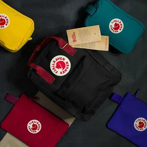 Компактний рюкзак Fjallraven Kanken 7л (27х21х10 см) – Чорний з червоними ручками