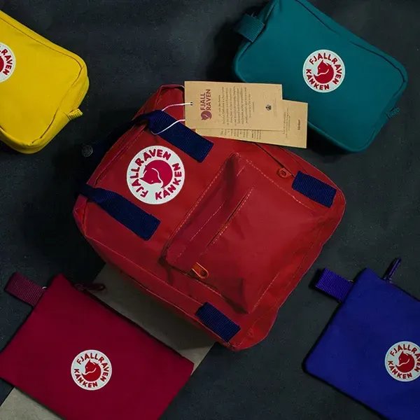 Компактний рюкзак Fjallraven Kanken 7л (27х21х10 см) – Червоний із синіми ручками